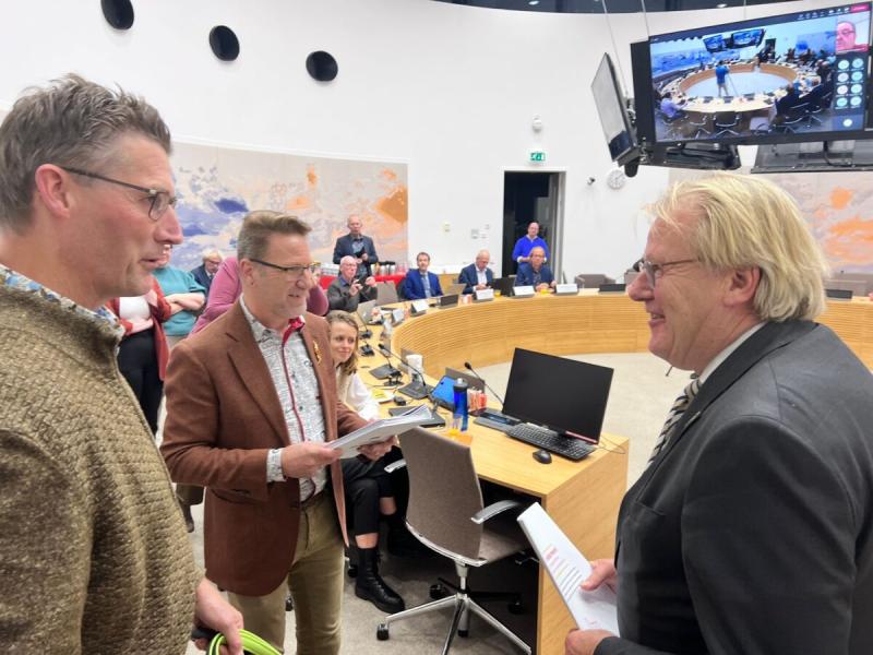 Jaap Smit ontvangt namens alle provincies de handreiking 'Politiek voor iedereen'.