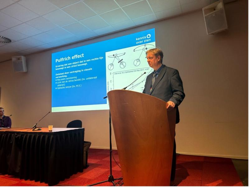 Jan Koopman van Koninklijke Visio achter katheter tijdens presentatie